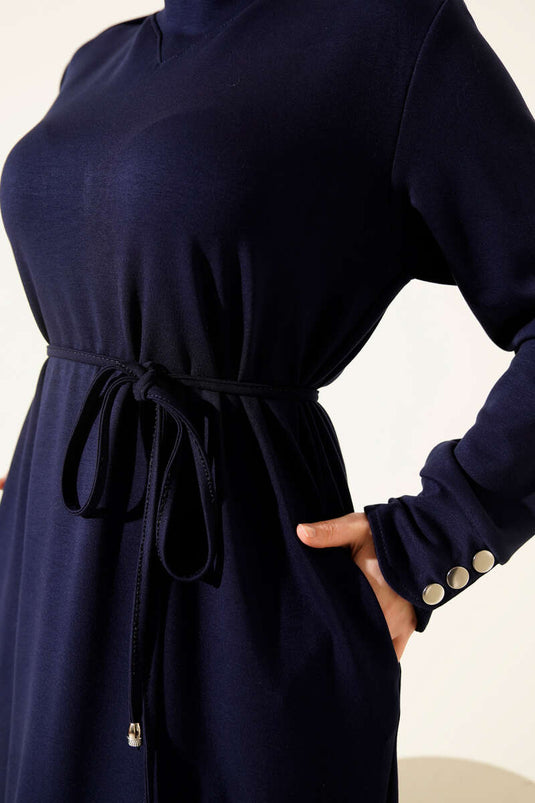 Robe bleu marine à lacets ornée de boutons métalliques