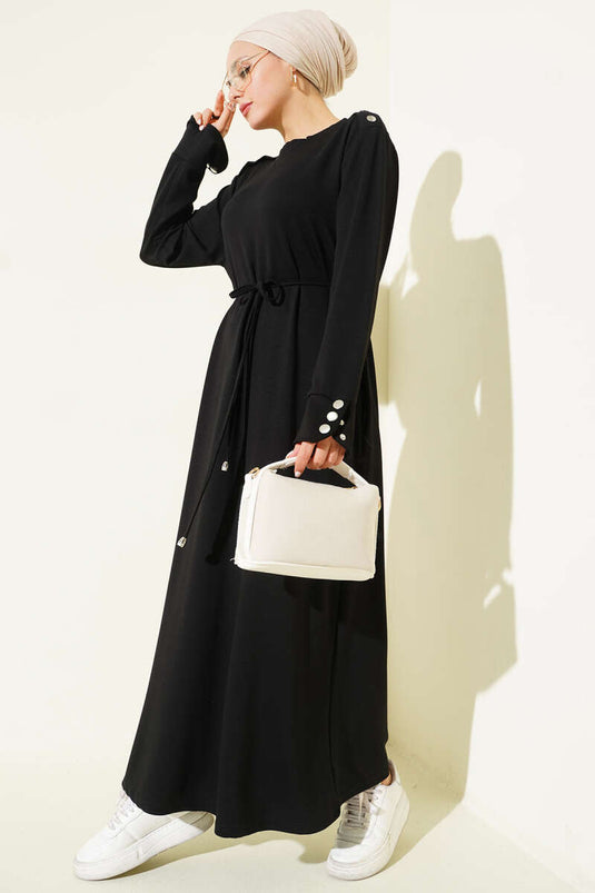 Robe noire à lacets ornée de boutons métalliques