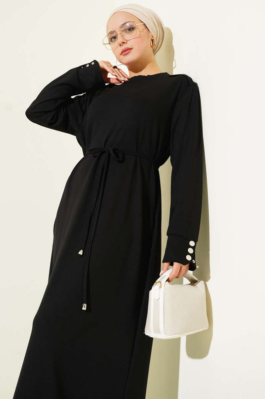 Robe noire à lacets ornée de boutons métalliques