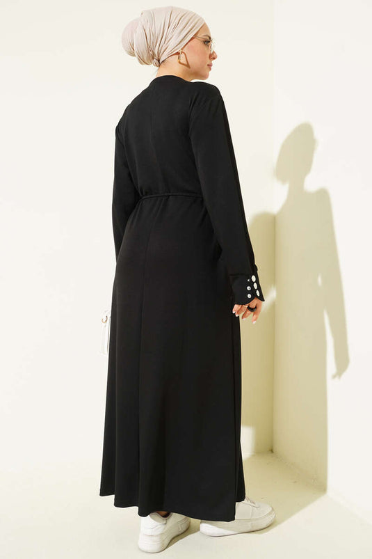 Robe noire à lacets ornée de boutons métalliques
