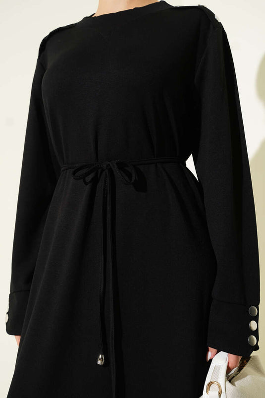 Robe noire à lacets ornée de boutons métalliques