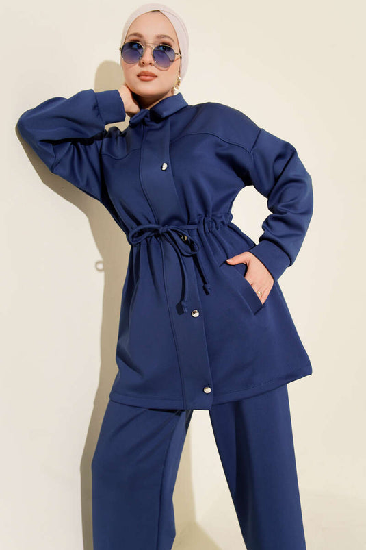 Completo due pezzi in scuba blu navy con bottoni in metallo e passante in vita