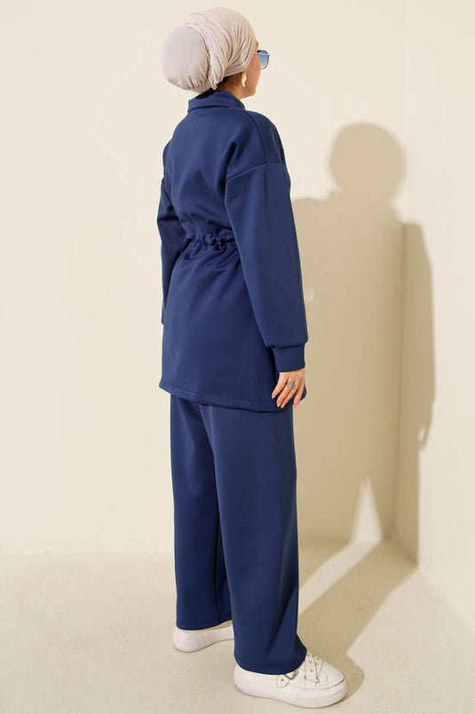 Completo due pezzi in scuba blu navy con bottoni in metallo e passante in vita