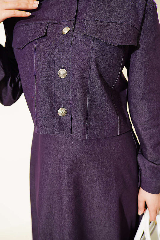 Ensemble jupe salopette en jean avec veste à boutons métalliques violet