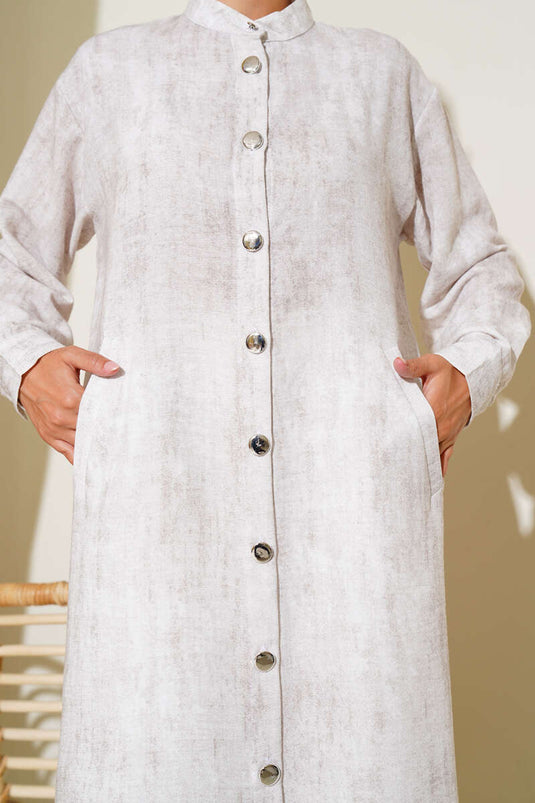 قميص طويل بأزرار معدنية وجيوب حجرية