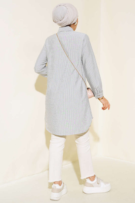 قميص مخطط بأزرار معدنية باللون الرمادي