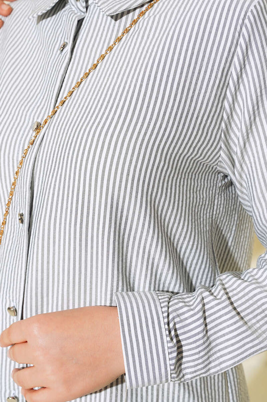 قميص مخطط بأزرار معدنية باللون الرمادي