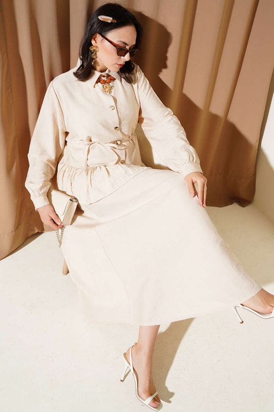 Completo due pezzi beige con gonna a balze con bottoni in metallo