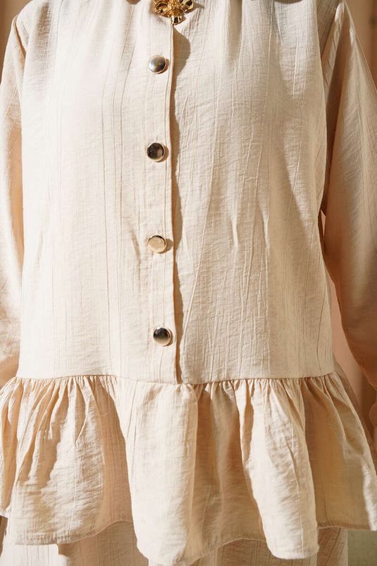 Completo due pezzi beige con gonna a balze con bottoni in metallo