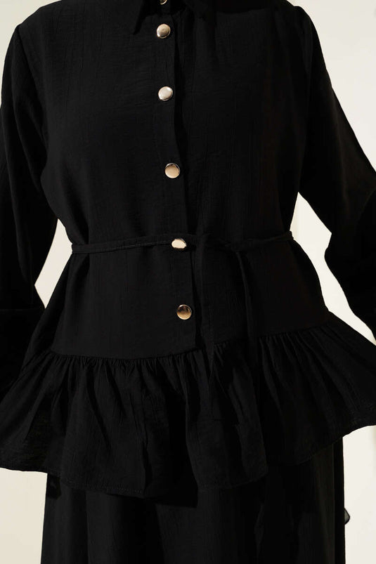 Ensemble deux pièces noir avec jupe à volants et boutons en métal