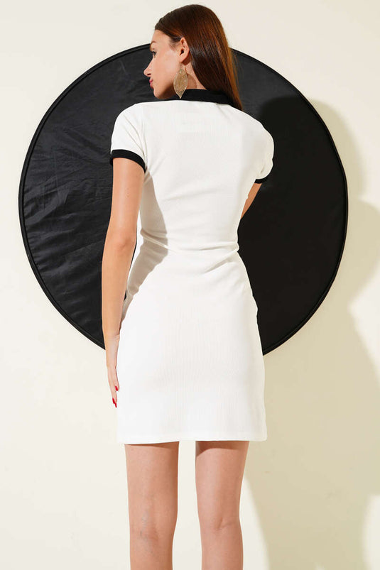 Robe mini corset blanche à boutons métalliques