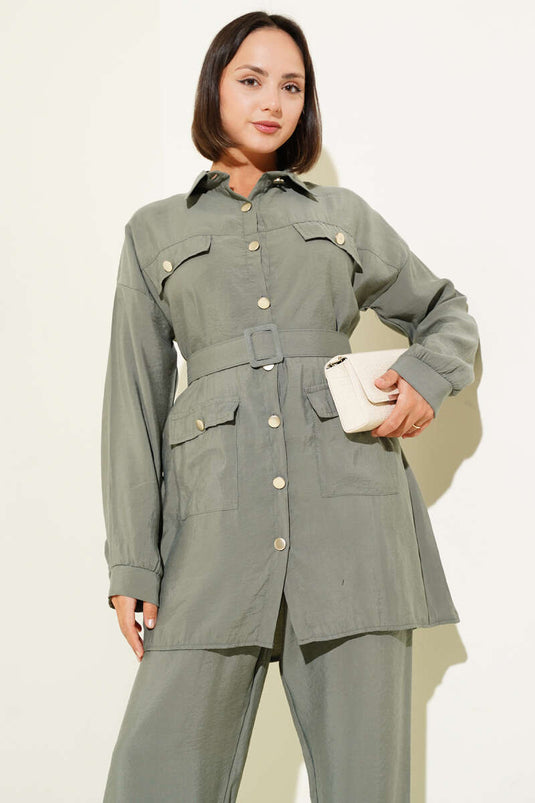 Abito due pezzi con bottoni in metallo e cintura verde mandorla