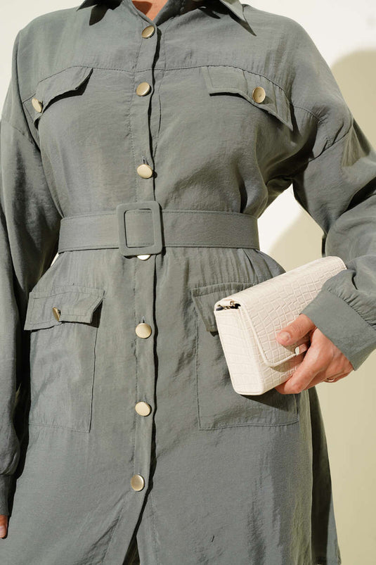 Abito due pezzi con bottoni in metallo e cintura verde mandorla