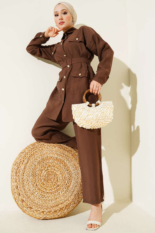 Abito marrone a due pezzi con bottoni in metallo e cintura