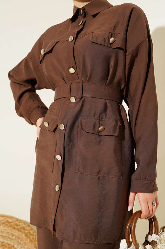 Abito marrone a due pezzi con bottoni in metallo e cintura