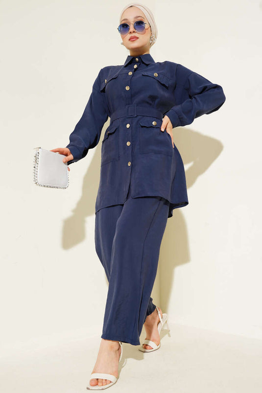 Costume deux pièces bleu marine à boutons métalliques et ceinture