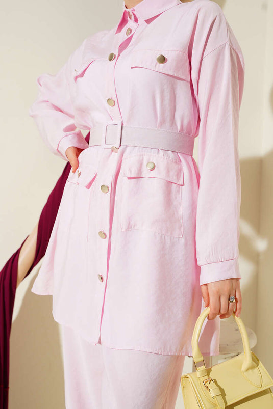 Completo due pezzi con bottoni in metallo e cintura rosa