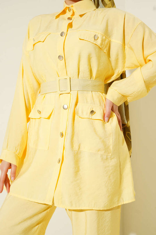 Metalen geknoopt tweedelig pak met riem, geel