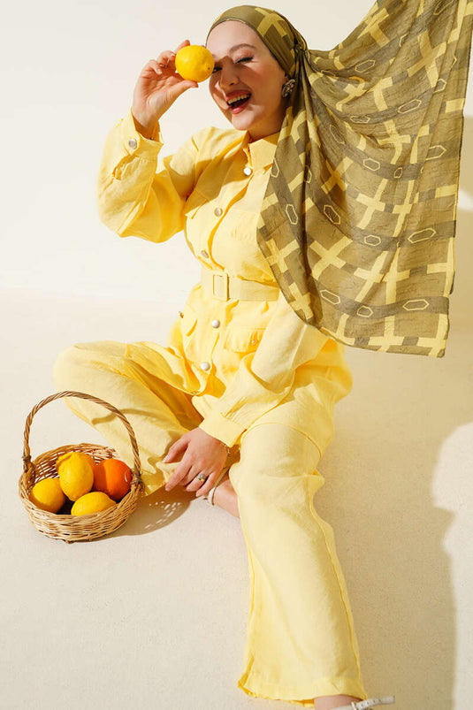 Metalen geknoopt tweedelig pak met riem, geel