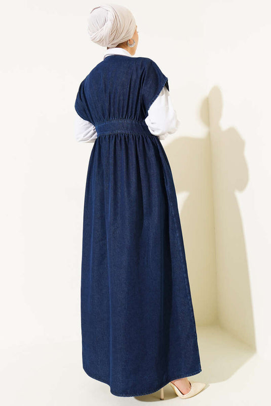 فستان جينز أزرق داكن بدون أكمام مزود بأزرار معدنية