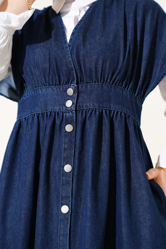 فستان جينز أزرق داكن بدون أكمام مزود بأزرار معدنية