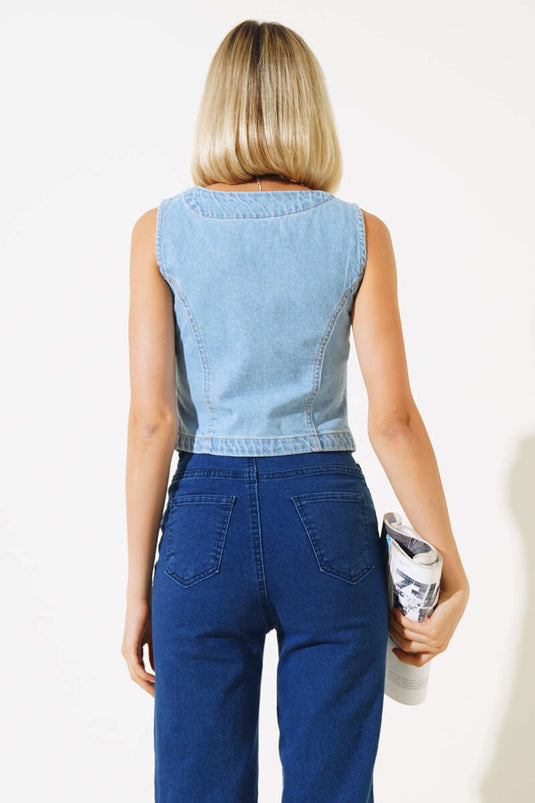 Gilet en jean bleu clair à boutons métalliques