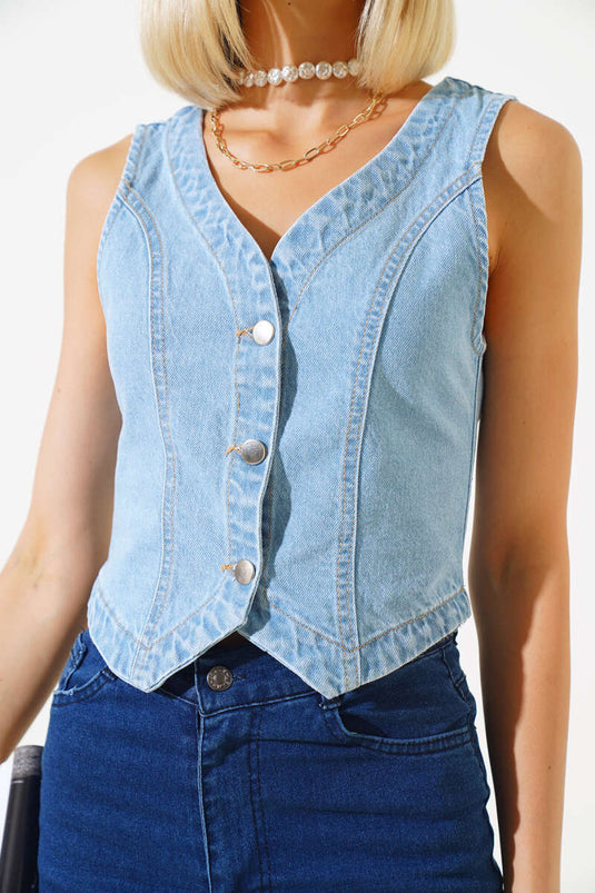 سترة جينز بأزرار معدنية باللون الأزرق الفاتح