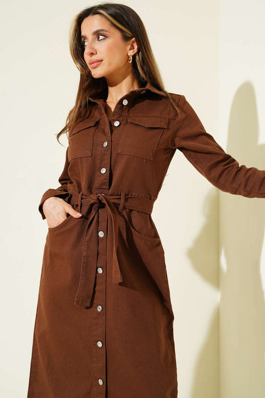 فستان متوسط الطول من القماش الجاباردين بحزام معدني وأزرار باللون البني