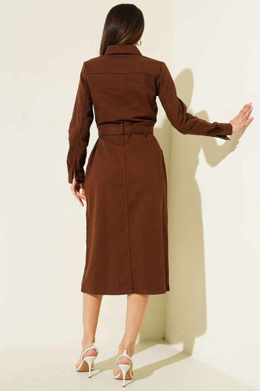 فستان متوسط الطول من القماش الجاباردين بحزام معدني وأزرار باللون البني