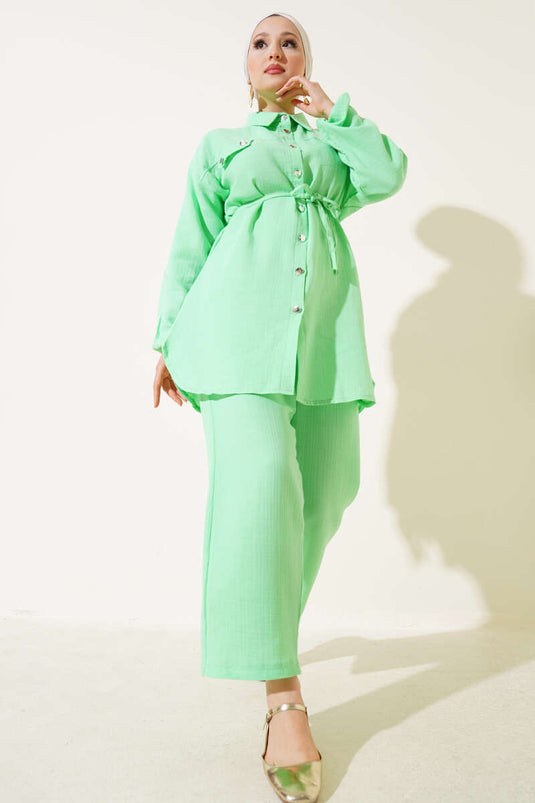 Completo due pezzi in mussola con bottoni in metallo, verde