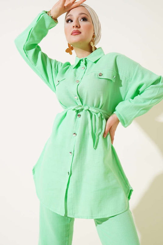 Completo due pezzi in mussola con bottoni in metallo, verde