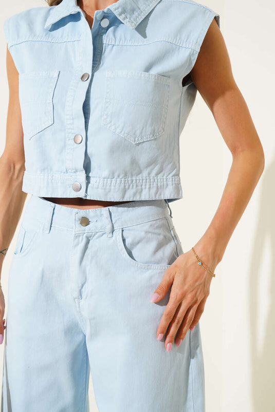 طقم جينز من قطعتين مع صدرية بأزرار معدنية، أزرق