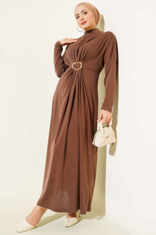 Robe froncée couleur café avec boucle en métal.