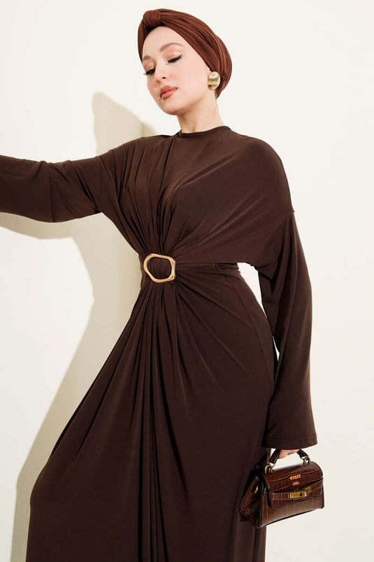 Robe sable froncée à boucle métallique marron