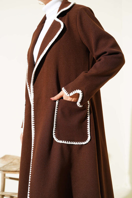 معطف كشمير بحزام وتطريز صدفي، بني