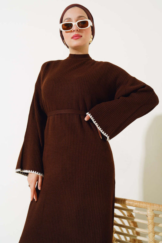 فستان محبوك بخياطة بلح البحر بني