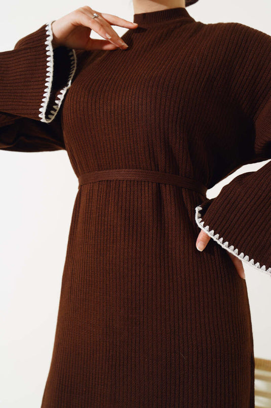 فستان محبوك بخياطة بلح البحر بني