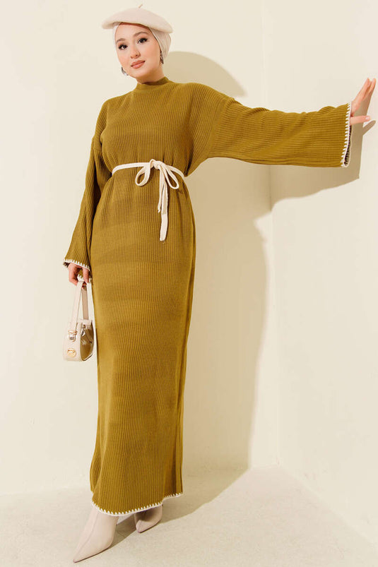 فستان محبوك بخياطة بلح البحر باللون الأخضر الزيتي