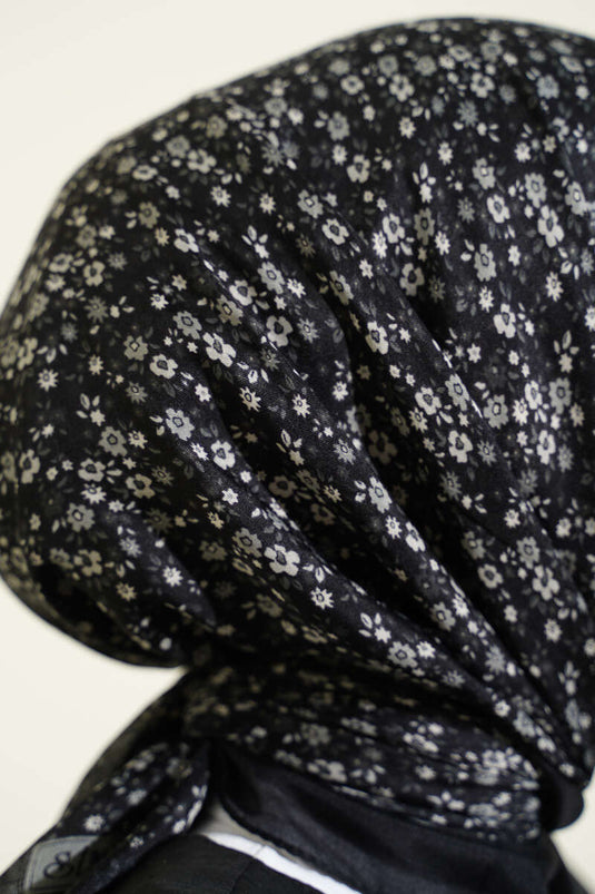 Mini Floral Patterned Scarf In Anthracite