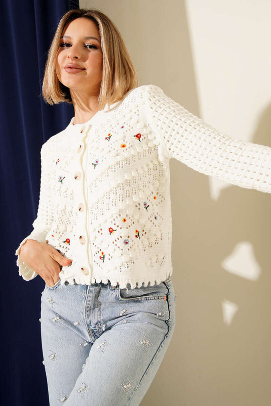 سترة صوفية قصيرة مطرزة بأزهار صغيرة بلون عاجي