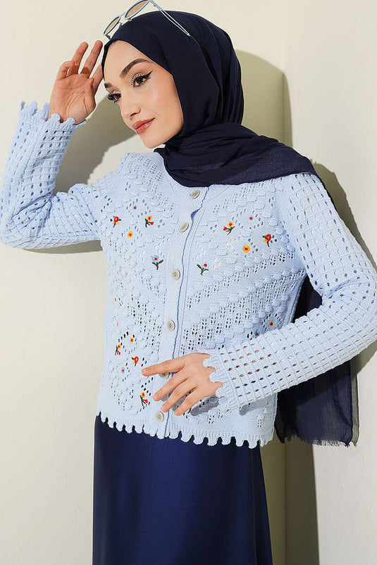 Cardigan court en tricot bleu avec broderie florale miniature