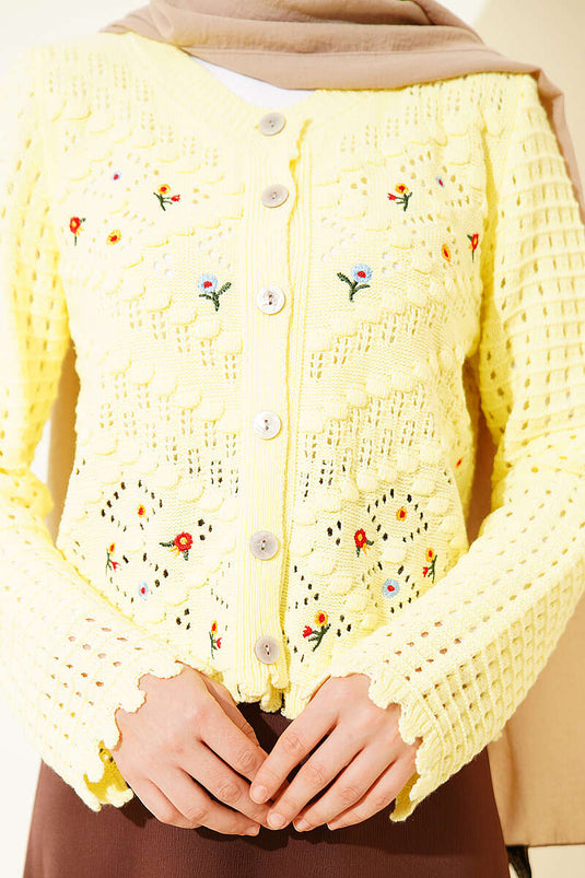 Cardigan court en tricot jaune avec broderie florale miniature