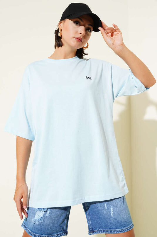 تيشيرت مطرز بفيونكة صغيرة، لون أزرق فاتح