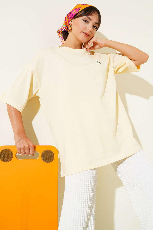 تيشيرت أصفر مطرز بفيونكة صغيرة