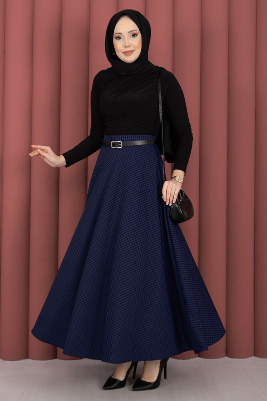 تنورة صغيرة بنقشة مربعات باللون الأزرق