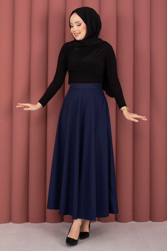 تنورة صغيرة بنقشة مربعات باللون الأزرق