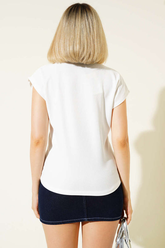 بلوزة قصيرة مزينة بحواف مرصعة بالأحجار، بيضاء