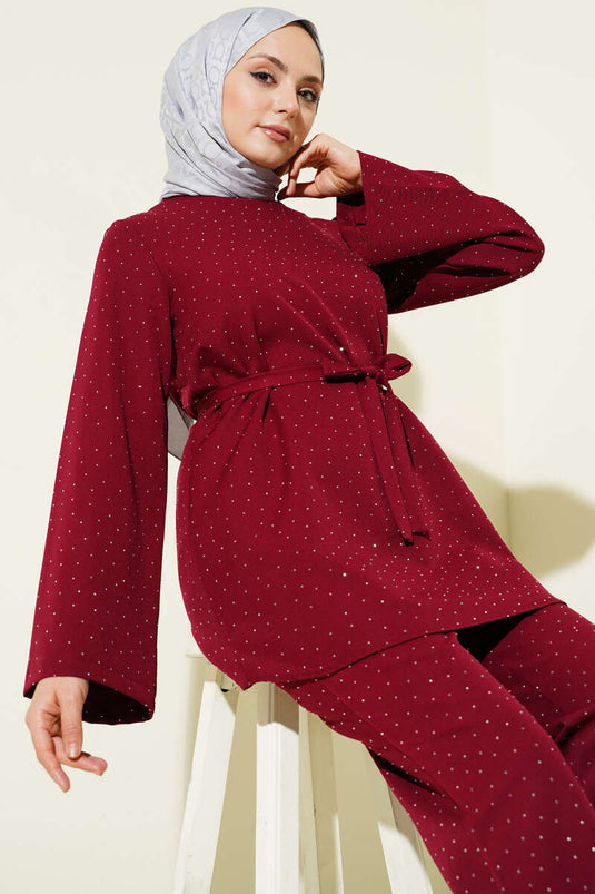 Ensemble deux pièces bordeaux avec ceinture ornée de petites pierres