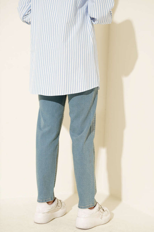 بنطال جينز ميني مرصع بالحجارة بلون تنت فاتح