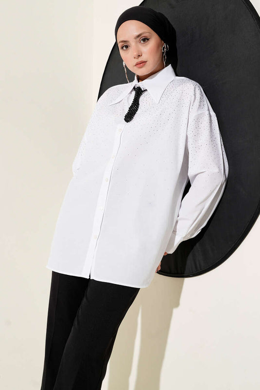 قميص أبيض صغير بياقة مدببة